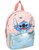 Малка розова раница Vadobag Stitch, идеална за ранучка за детска градина, с изображение на Stitch от Disney, метален син преден джоб, розова горна дръжка и отпечатани раковини и лица на Stitch на фона. Предлага се в книжарница Orange.-1-thumb