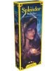 Изображението показва кутията на Splendor: The Silk Road разширение за настолна игра, налична в книжарница Orange, с илюстрирана жена в синьо покривало, която държи в ръка светещ жълт скъпоценен камък в мистична атмосфера.-1-thumb