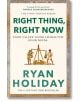 Корицата на книгата Right Thing, Right Now включва две илюстрирани фигури с везна, мозаечен фон и зелен текст, представящ стоическите добродетели - цялостност, ценности, характер и дела. Отбелязани са подробности за поредицата и статус на бестселър.-thumb
