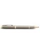 A Parker IM Sandstone ролер с кутия, в модерен монохромен дизайн, показан хоризонтално на бял фон. Писалката впечатлява със стилна визия и прибиращ се връх.-3-thumb