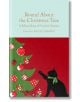 Корицата на книгата Round About the Christmas Tree, част от колекционерската библиотека на Macmillan. Тази празнична класика е идеален коледен подарък и включва елха и черна котка с червена украса.-thumb