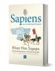 Изображението показва триизмерен изглед на "Sapiens: История в картинки - том 3. Господарите на историята" с двама конници, единият от които с червено знаме, под крилат символ на корицата.-1-thumb
