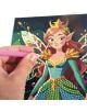 Ръката използва розов инструмент, за да добави цветни диамантени пайети върху илюстрация на принцеса елф във фантастичния комплект за занаяти Създай диамантени картички Graine Creative - Фантазия.-5-thumb