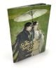 The Scum Villain's Self-Saving System Hardcover Edition Box Set включва мини арткнига, вдъхновена от романите danmei, с двама герои в традиционни китайски дрехи - единият държи бял чадър на зелен декоративен фон.-7-thumb
