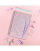 На пастелна снимка в стил „flat lay“ е показан джобният седмичен тефтер-органайзер „Miquelrius Lab Pink“ (10 месеца, септември 2026 – август 2027), две химикалки, хартия и скоби за подвързване, острилка за моливи и малка бутилка на розов фон.-2-thumb