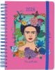 Седмичен тефтер-органайзер Grupo Erik Frida Kahlo 2026 е розов със спираловидна подвързия, с илюстриран портрет на Фрида Кало сред цветя и пеперуди, текст "Frida Kahlo" отдолу, рамка от зелени листа и син ластик отдясно.-1-thumb