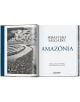 Отворената книга показва черно-бяла въздушна снимка на река Амазонка и гората вляво, със заглавната страница на Себастиао Салгадо: Амазония, 45-о издание, а вдясно - надписи на издателството TASCHEN.-2-thumb