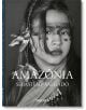 Черно-бяла корица на Себастиао Салгадо: Амазония, 45-о издание, показва в едър план момиче от коренното население с боя на лицето и украшения - пресъздавайки живота на коренното население на Амазония. Издадена от Taschen.-1-thumb