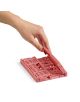 Ръка отваря или затваря коралова сгъваема кутийка Apli с правоъгълна форма и вентилирани страни на бял фон.-3-thumb