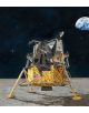 Сглобяем модел Revell - Apollo 11 Лунен модул Eagle стои на сивата лунна повърхност до американското знаме, Земята се вижда в тъмното небе, а далечни звезди допълват историческата сцена от космическата мисия.-8-thumb