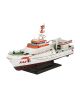 Сглобяем модел Revell - Катер Hermann Marwede: бял и червен спасителен кораб с антени, парапети и SAR надписи върху корпуса, изложен на черна поставка.-2-thumb