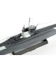 Близък план на сглобяем модел Revell - Подводница Type VII C на стойка, подчертаващ детайлните характеристики на конунга и палубата на бял фон.-6-thumb