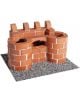 Сглобяем модел Teifoc с тухлички: Малък замък, 100 части - малък замък от червеникаво-кафяви тухлички с две кръгли кули, вход с арка и зъбчати стени, поставен върху чакъл.-4-thumb