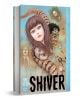 Корицата на Shiver Junji Ito Selected Stories изобразява бледо момиче с дълга кафява коса сред сюрреалистични, зловещи лица на син фон - тревожно удоволствие за феновете на ужасите. Заглавието и името на Джунджи Ито са изписани в долната част на корицата.-1-thumb
