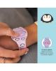 На близък план се вижда китката на дете с силиконовия часовник Miquelrius Back2Fun – Пингвин. Възрастен натиска бутона му. На дисплея се появяват изображение на пингвин, часът 12:00 и надписът „12-часова система“ на четири езика.-4-thumb