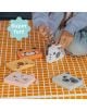 Едно дете седи на под, облицован с оранжеви и бели плочки, и си играе със силиконовия портмоне „Back2Fun Wild Cards“ с дизайн „Зебра“ на Miquelrius. В балончето с текст пише: „Супер забавно!“.-6-thumb