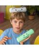 Момче в синя риза държи силиконов несесер Miquelrius Back2Fun Rollie – Мишле, като същевременно балансира на главата си сив несесер с лице на котка. То седи в стая сред растения и цветни мебели, заобиколено от ученически принадлежности.-6-thumb