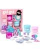 Двойният комплект „Слайм Gui Gui Deluxe“ включва два буркана със слайм, фигурки на животни, декоративни мъниста, пайети, прахове, пластмасови камъчета и цветни аксесоари, всички от които са изобразени на предната страна на опаковката.-2-thumb
