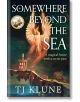 Корица на книгата Somewhere Beyond the Sea (Cerulean Chronicles, Book 2) от TJ Klune: Светещ феникс се издига над къща на скала, а наблизо има червен ван. Заглавие: Вълшебна къща с тайно минало.-thumb