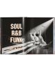 Черно-бяла снимка на трима изпълнители в бели костюми, коленичили под светлините на прожекторите, които пресъздават енергията на музиката от 70-те години на миналия век. Текст с удебелен шрифт SOUL R&B FUNK и кредит на Bruce W. Talamon. От "Soul, R&B, Fun-2-thumb