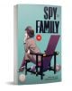 Корицата на книгата „Spy x Family“, том 16, на която е изобразена жена, седнала замислено на стол, с спортни топки и глобус в краката ѝ, всичко това на тлачестозелен фон — подходящо изображение на изпълнената с екшън комедия и интригите, които се разгръща-1-thumb