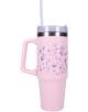 Висока, светлорозова стоманена чаша „Vadobag Stitch Bottled Bliss“, 0,900 л, с дръжка, украсена с цветни флорални мотиви, прозрачен капак и сламка.-3-thumb