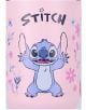 Розова стоманена чаша „Vadobag Stitch Bottled Bliss“, 0,900 л, с илюстрация на Стич с вдигнати ръце, заобиколен от розови и сини цветя, и надпис „STITCH“ над главата му, изписан с игриви черни букви.-5-thumb