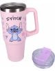 Розовата стоманена чаша „Vadobag Stitch Bottled Bliss“ с обем 0,900 л., с дръжка, е украсена с флорални мотиви и анимационния герой Стич под надписа „STITCH“. До чашата е поставен прозрачен и розов сменяем капак.-8-thumb