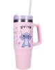 Стоманена чаша Vadobag Stitch Bottled Bliss, 0,900 л., със стилен розов дизайн с цветя и симпатична илюстрация на Стич от филма на Дисни „Лило и Стич“. Тази удобна чаша за пътуване е снабдена с лилав капак и практична сламка.-1-thumb