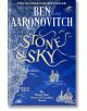 Корица на книгата Stone and Sky със син фон с подробна карта на Североизточна Шотландия, златен текст и илюстриран замък над вълните. Свръхестествена мистерия от поредицата "Реките на Лондон".-thumb