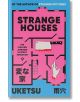 Корицата на книгата "Странни къщи" показва смел розов план на къща в синьо, страховити планове, кървав секач, ръка, която се протяга през капак, японски текст и заглавието - идеално за любителите на мистерии.-thumb