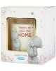 Ароматна свещ Me to You "There's No Place Like Home" се предлага в подаръчна кутия със сиво мече, флорални мотиви и етикет "Me to You". Изработена от соев восък, тя предлага чисто, дълготрайно горене и очарователна домашна атмосфера.-1-thumb