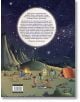 Деца и възрастни лагеруват на открито под звездно небе с планини, вдъхновени от продукта "Светът нощем". Някои използват телескоп, други се отпускат на одеяла или край огъня, а наблизо бродят котка и други нощни животни.-3-thumb
