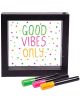 Светеща неонова рамка за съобщения Fizz Creations показва позитивно послание GOOD VIBES ONLY в зелено, розово и жълто, с цветни точки наоколо. Пред рамката са подредени три цветни маркера.-1-thumb
