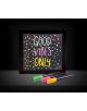 Светеща неонова рамка за съобщения Fizz Creations излъчва GOOD VIBES ONLY в пъстри, ръкописни букви с конфети. Пред рамката стоят три цветни маркера - зелен, розов и жълт.-3-thumb