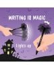 Една ръка държи Legami Writing is Magic - Spider светеща химикалка с топче паяк, което светва при разклащане. На лилавия фон са изобразени прилепи, къща с призраци и текстът WRITING IS MAGIC и Lights up.-3-thumb