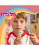 Момче с червено-бяла риза държи светещата химикалка Miquelrius Back2Fun – чудовище, зелена. На фона се виждат дъга, звезди и надписите „Back2Fun“ и „Good vibes only“.-7-thumb