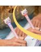 Някой пише в тетрадка със светеща химикалка Miquelrius Back2Fun – еднорог, розова, с формата на еднорог, със сладко личице, жълт рог и цветна грива, която свети в синьо и оранжево. Две химикалки стоят една до друга.-8-thumb