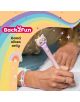 Човек пише в тетрадка със светещата химикалка Miquelrius Back2Fun – еднорог, розова. Изображението е обградено от цветни графики с дъги, звезди и надпис „Good vibes only“.-9-thumb
