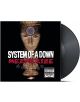 Обложката на албума System of a Down - Mezmerize (VINYL) включва стилизирана фигура с часовник на челото, червени очи, огледални стрелки и смел бял и червен текст на тъмен фон - истински алтернативен метъл стил.-thumb