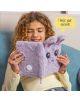 Усмихнато момиче седи на дивана и държи „Таен дневник с ключ Miquelrius Back2Fun – Зайче“ – плюшен бележник с ушички на зайче. В балончето с текст пише: „Пазя тайните ти“ – идеалният дневник за тайни за всеки малък мечтател.-9-thumb