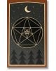 Картата Таро "Зеленият кодекс" показва златна геометрична звезда в кръг върху черно небе с полумесец, звезди, силуети на борови дървета и лъчи - съчетание на символиката на Таро и екологичните теми.-4-thumb