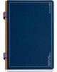 Затвореният Тефтер Miquelrius B2B Doble Azul A5 с комбинирано съдържание има синя твърда корица, кафяв гръбнак и две лилави ластични ленти отляво, разположени на бял фон. В долния десен ъгъл на корицата се появява бял текст.-1-thumb