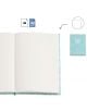 Отворена тетрадка с празни бели страници и светлосиня твърда корица с брокат. Отгоре са изобразени икони, показващи 96 листа хартия с тегло 100 gsm. Стрелката сочи към затворената Тефтер Miquelrius Back2Fun Spark Away с твърди брокатени корици в светлосин-2-thumb
