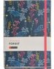 Тетрадка с тъмносиня корица с цветни ботанически илюстрации, розов ластик и хартиена лента с надписи "Hidden Forest" и "Miquelrius". Продукт: Тефтер Miquelrius Hidden Forest A5 с 80 бели листа.-1-thumb