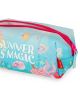 Термо несесер Legami - Summer is magic представлява светлосиня правоъгълна торбичка с розов цип и етикет, с текст "SUMMER IS MAGIC" и украсена с цветни рибки, водорасли и подводни мотиви.-3-thumb