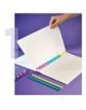 Една ръка вдига тетрадка със спирала Osama Rainbow Pastel A5, чиито страници са подплатени с цветни пластмасови дискове. Допълнителни дискове и две химикалки или моливи лежат върху лилава повърхност на заден план.-2-thumb