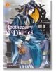 Корицата на The Apothecary Diaries, Vol. 5 (Light Novel) показва сериозен аптекар в богато украсени сини и лилави одежди, седнал на трон с предмет във формата на лъв под голям златен кръг в задния дворец.-thumb