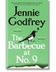 Корицата на книгата "Барбекюто на № 9": черна птица с клонче каца върху заглавието на зелен фон, което подсказва за барбекю в квартала през лятото на 1985 г., а горе са показани одобренията и името на автора.-thumb