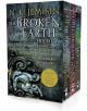 The Broken Earth Trilogy Box Set включва три прочути романа на Н. К. Джемисин с богато украсени, вихрени корици и печати на награди, представени в цялостна фентъзи колекция.-thumb